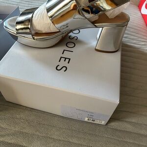 Aerosoles 9.5 camera metallic